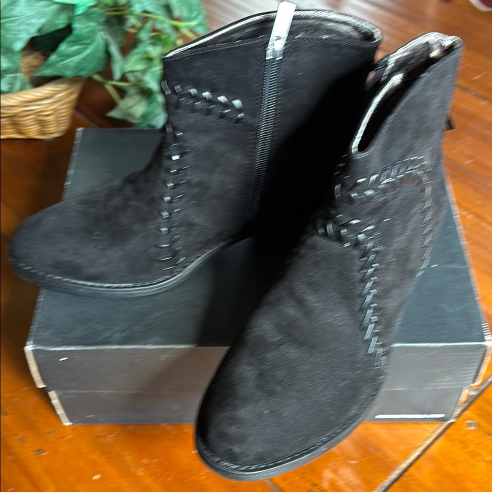 Kenneth Cole Women's Black Ankle Boots